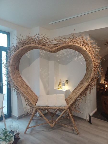 Rattan Heart Sit