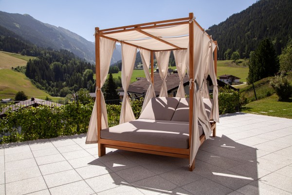 Canopy Bed Holiday