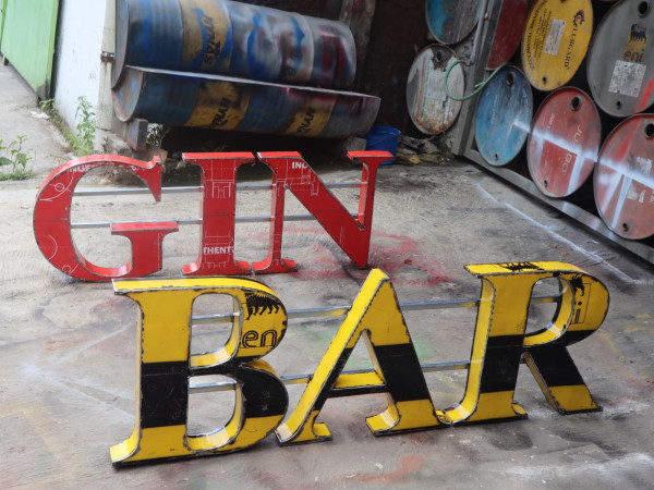 Schriftzug GIN / BAR